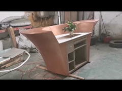 브론즈 초록 조각은 설치되었습니다